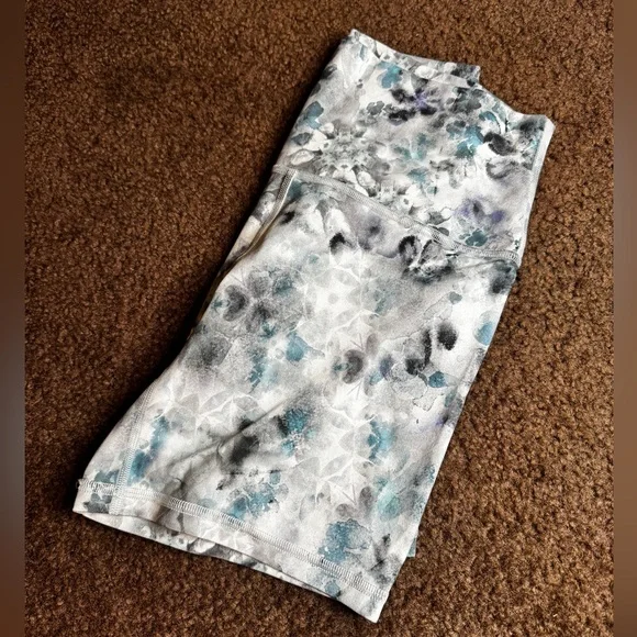 Lululemon shorts - Picture 6 of 7